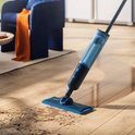 Philips OneUp dweil met blauw doek op een houten vloer, met vuil en water.