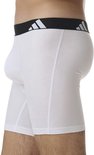 Wit boxerhort met zwarte band met witte Adidas logo's, vanaf de zijkant gezien, gedragen door een model.