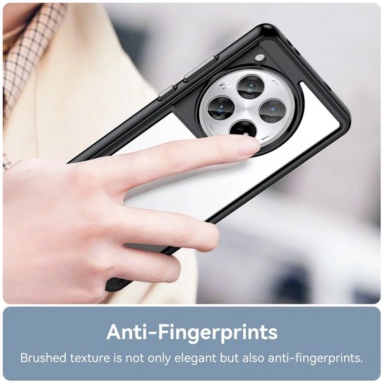 Main tenant une coque de téléphone noire à dos transparent. Anti-traces de doigts.