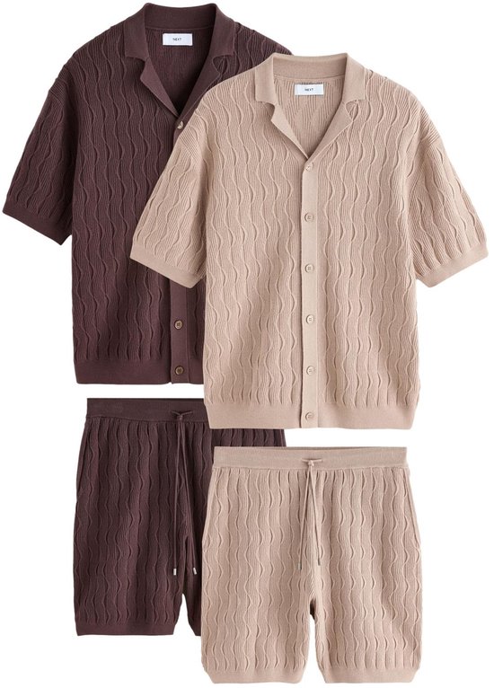 Twee sets in bruin en beige, elk bestaande uit een gebreid overhemd met korte mouwen en shorts met trekkoord.