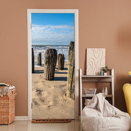 Deurposter 90x205 cm - Deursticker Zand - Strand - Paal - Water - Zomer - Meubelfolie zelfklevend - Deurfolie woonkamer - Interieurfolie fotobehang - Deur plakfolie - Deurstickers - Deurbehang sticker - Kamer decoratie