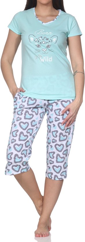 Lichtblauwe pyjamaset met capri broek met hartjesprint in grijs en lichtblauw, en T-shirt met opdruk 'Born to be Wild'.