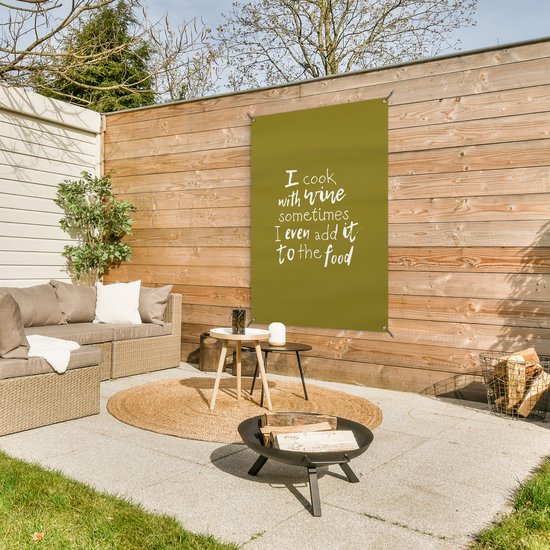 Tuinposter 80x120 cm - Tuindecoratie Wijn quote "I cook with wine sometimes I even add it to the food" met groene achtergrond - Poster voor in de tuin - Buiten decoratie - Schutting tuinschilderij - Tuindoek muurdecoratie - Wanddecoratie balkondoek