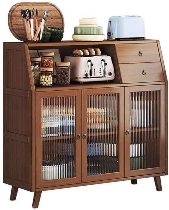 Bruin bamboe dressoir met glazen deuren, lades en keukenbenodigdheden.