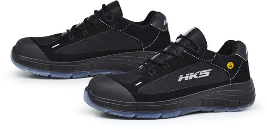 Twee zwarte werkschoenen met grijze accenten en HKS logo op de zijkant.