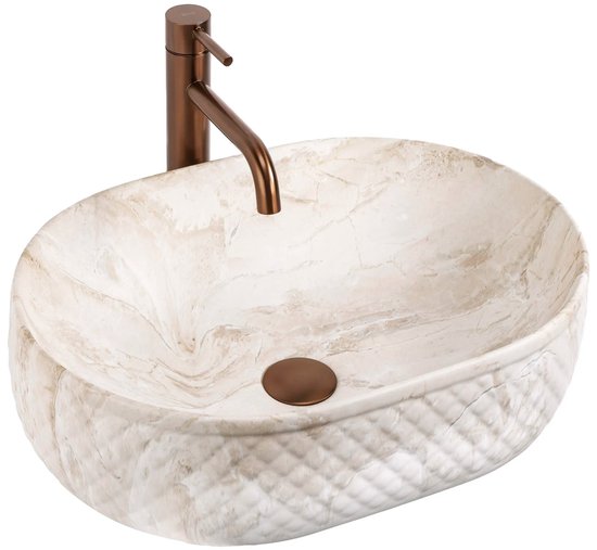Ovaal stenen wasbekken met marmerlook en reliëfpatroon, met koperkleurige kraan en afvoer.