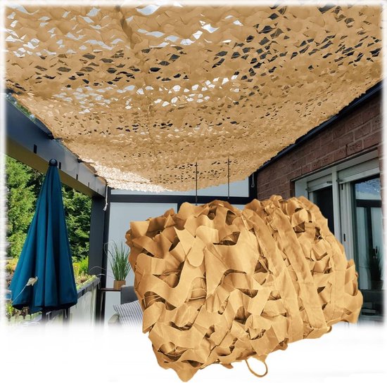 Zandkleurig camouflage net gedrapeerd over een terras, met een opgerolde versie van het net ernaast.