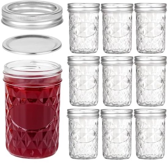 Een gevulde pot met rode jam, deksel, ring en negen lege potten.