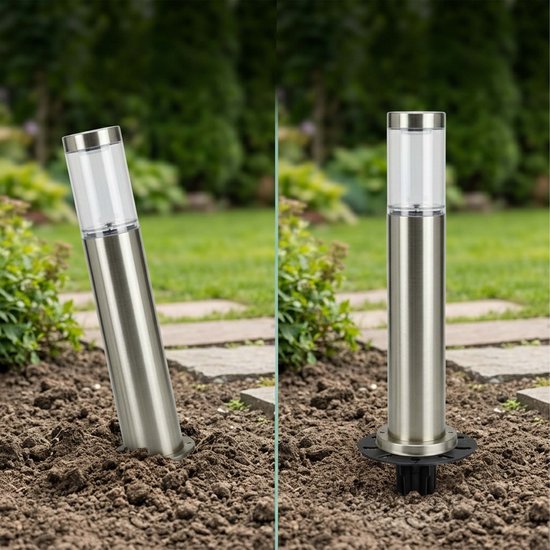 Zilverkleurige tuinlamp schuin in de grond en recht in de grond met zwarte voet.
