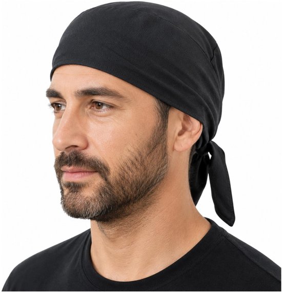 Homme avec un bandana noir et une barbe.
