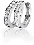 Zilveren oorringen bezet met witte zirconia.