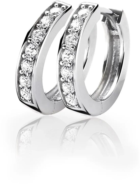 Zilveren oorringen bezet met witte zirconia.