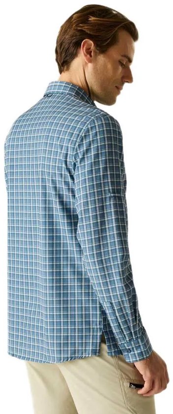 Man draagt een blauw geruit overhemd met lange mouwen, zijaanzicht.