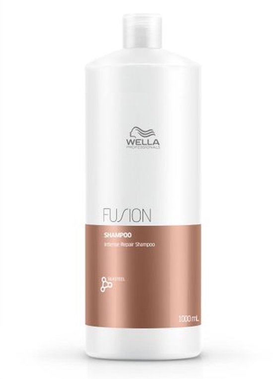 Een grote witte fles Wella Professionals Fusion Intense Repair Shampoo met een koperbruine band.