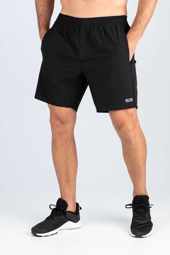 Zwarte korte sportbroek met verstelbare tailleband en wit logo op linkerbeen.
