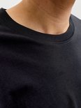 Detail van de neklijn van een zwarte t-shirt.