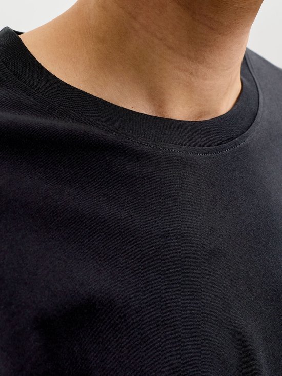 Detail van de neklijn van een zwarte t-shirt.