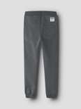 Achterkant van een grijze joggingbroek met een label en een achterzak.