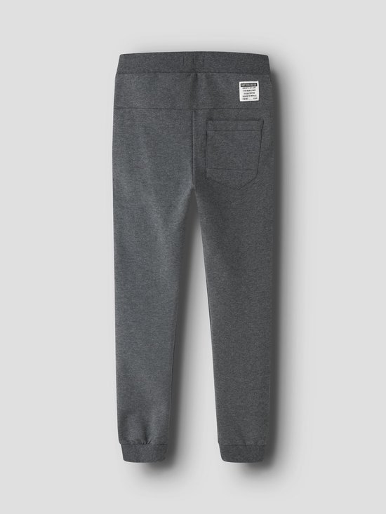 Achterkant van een grijze joggingbroek met een label en een achterzak.