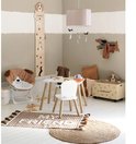 Kinderkamer met houten groeimeter, fauteuil in hondenlook, speelgoedkist met hondenprint en gestreept vloerkleed.