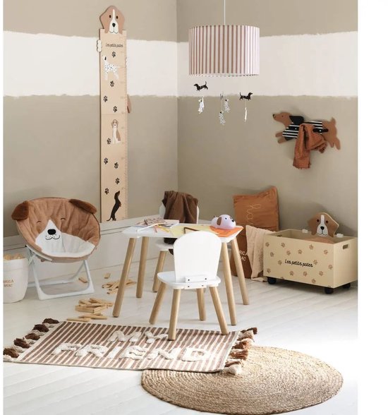 Kinderkamer met houten groeimeter, fauteuil in hondenlook, speelgoedkist met hondenprint en gestreept vloerkleed.