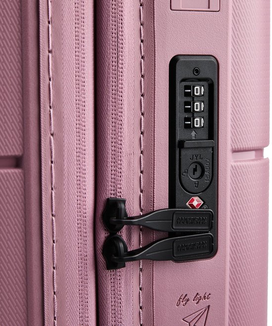 Detail van een roze American Tourister koffer met TSA-slot en ritssluiting.