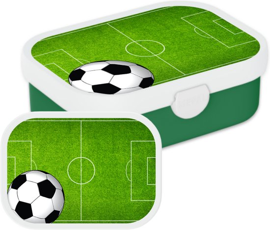 Boîte à lunch verte avec un imprimé terrain de football et un autocollant en forme de ballon.