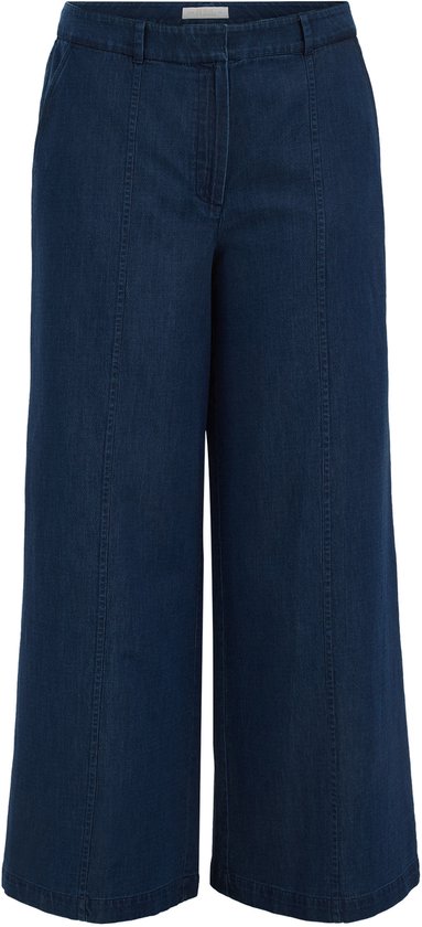 Voorkant van een donkerblauwe wijde denim culotte met zichtbare naden aan de voorkant.