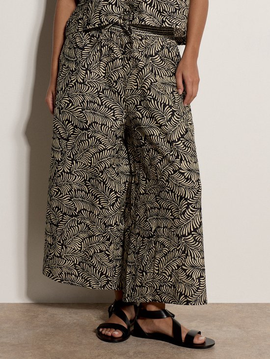Gebloemde culotte in zwart met bladprint, met elastische tailleband en strik.