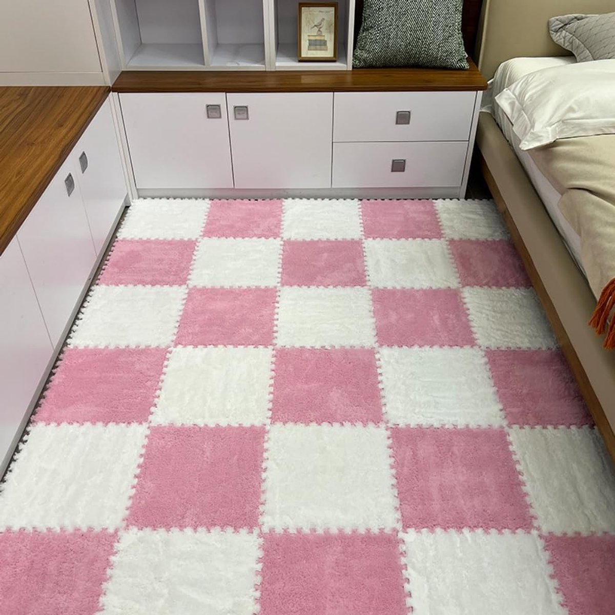 OLOEY 12-delige puzzelmat van tapijtvierkanten, in elkaar grijpende tapijttegels van pluche, antislip EVA-schuim puzzelvloertegels, creëer een veilige ruimte voor de slaapkamer/speelkamer (roze + wit)