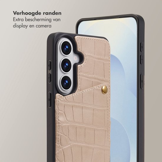 Detail van beige telefoonhoesje met croco-textuur, extra bescherming voor display en camera.