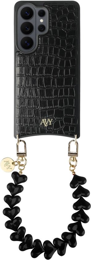 Zwart krokodillenleren hoesje met gouden AVY logo en koord van zwarte hartjes.