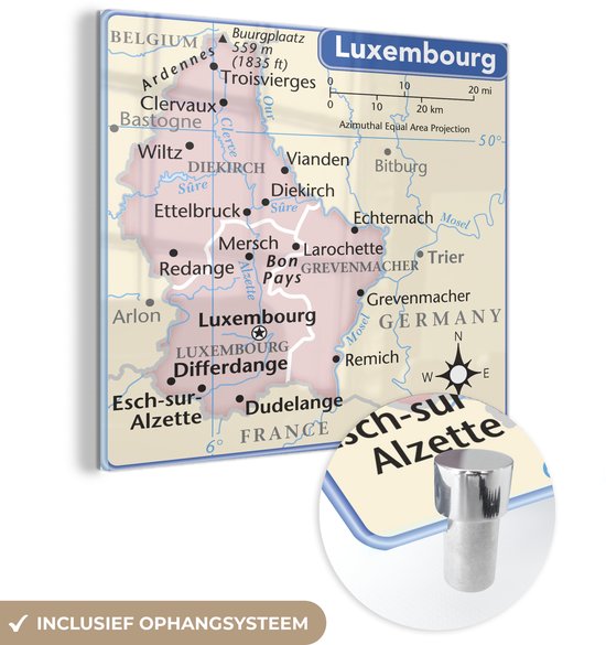 Œuvre d'art en verre acrylique représentant une carte du Luxembourg et un détail du système de suspension.
