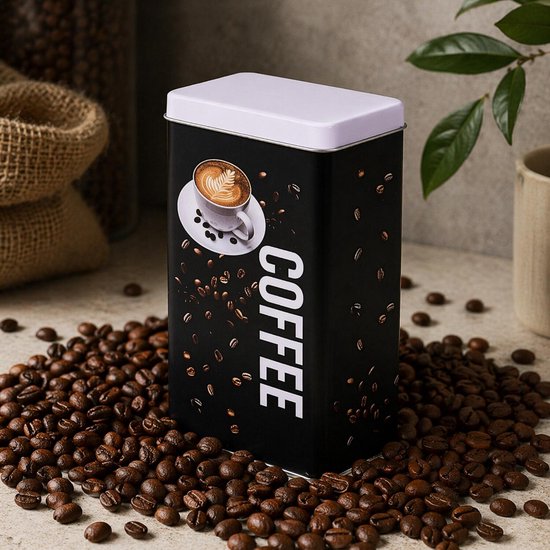 Zwart voorraadblik met witte deksel, bedrukt met 'COFFEE', koffiebonen en een kopje koffie. Omringd door koffiebonen.