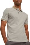 Man draagt een lichtgrijs poloshirt met beige kraag en manchetten met witte bies.