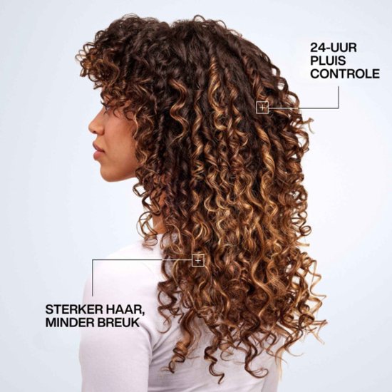 Profil d'une femme aux cheveux bruns ondulés avec reflets. Le texte indique 24h de contrôle des frisottis et des cheveux plus forts.
