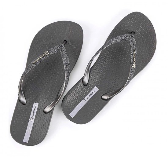 Donkergrijze Ipanema slippers met glitterbandjes en gouden logo.