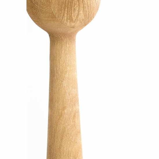 Hals en bolvormige kop van een houten vloerlamp, close-up.