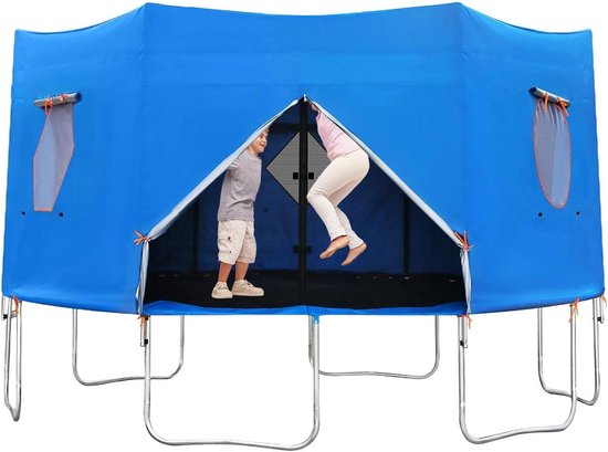 Blauwe tenthoes over een trampoline in een tuin met twee kinderen die erin staan.