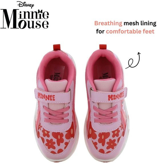 Paar roze Minnie Mouse sneakers met klittenband en klittenbandsluiting. Bloemenpatroon en lichtjes in de zool.