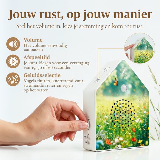 Wit geluidshuisje in huisvorm met een print van een bloemenveld. Een hand stelt het volume in.