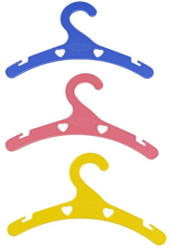 Drie poppenkledinghangers op een rij: blauw, roze en geel, elk met hartjes.