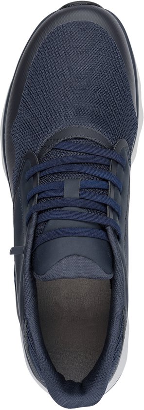 Bovenkant van een donkerblauwe sneaker.