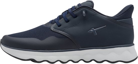 Donkerblauwe sneaker met witte golvende zool en vetersluiting.
