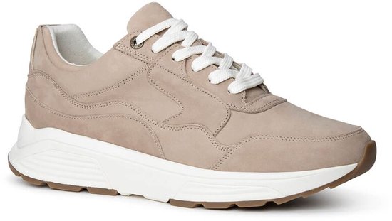 Luchtfoto van een beige Xsensible sneaker met witte veters, witte zolen en bruine buitenzolen.