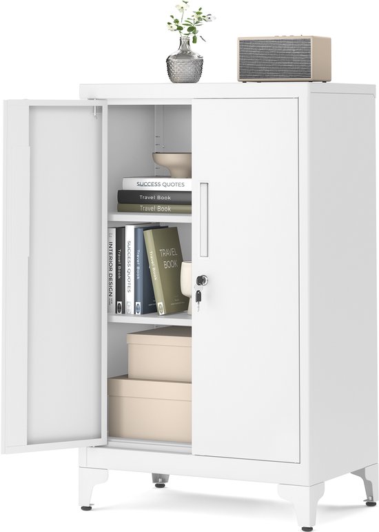 Witte opbergkast met één open deur, displays boeken en dozen. Bovenop staat een vaas met bloemen en een radio.