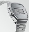 Zilverkleurig Casio horloge met metalen band. Zijaanzicht, toont 2:54 op zaterdag 1.