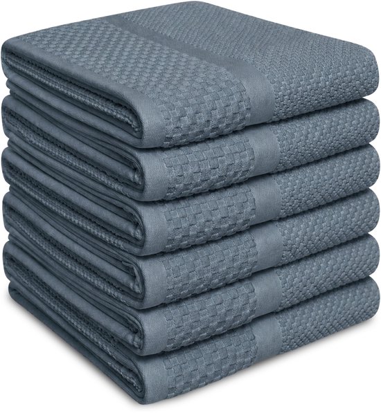 Pile de six serviettes bleu glacier avec une douce texture popcorn et des bordures décoratives.