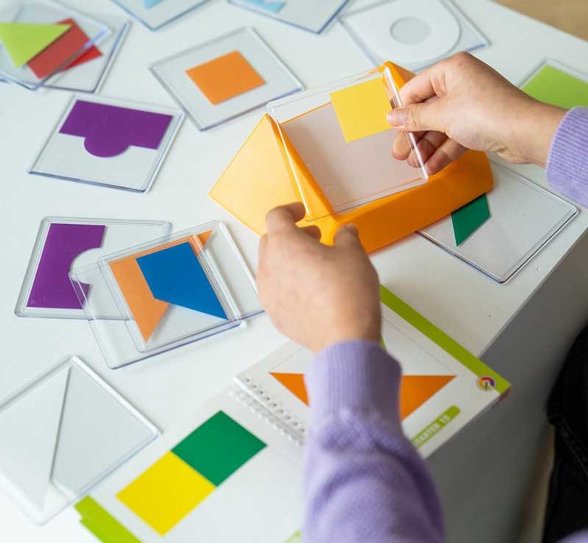 SmartGames Colour Code - Logisch Denkspel - 100 Educatieve Vormen- & Kleurenuitdagingen - Solospel voor Kinderen & Volwassenen - Vanaf 5 Jaar — cadeau in Spellen & Speelgoed - foto 7