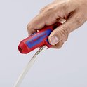 Een hand houdt een rode kabelstripper met blauw handvat en de tekst 'KNIPEX' vast, terwijl een witte kabel wordt gestript.